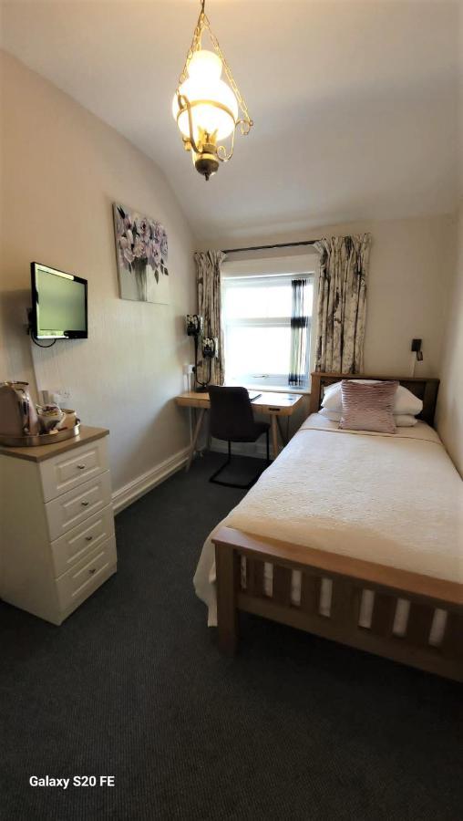 Greylands Guest House Llandrindod Wells Exteriör bild